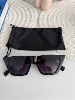 Women’s Black Cat Eye Sunglasses with Soft Pouch